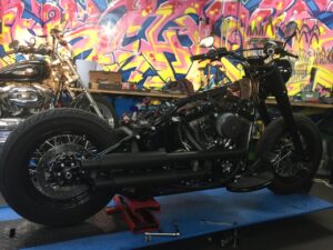 Harley-Davidson Bobber mitschwingendes Heck und Apehanger Slim S