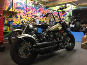Harley-Davidson Bobber mitschwingendes Heck und Apehanger Slim S