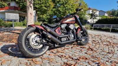 Beachbar Lenker Burleigh Bars, Ricks Motorcycles Bobber Heckumbau, Jekill and Hyde Auspuffanlage