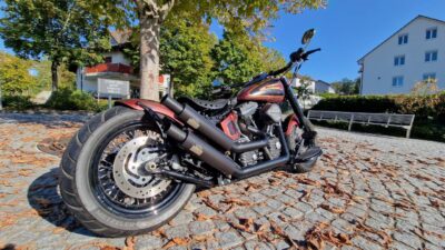 Beachbar Lenker Burleigh Bars, Ricks Motorcycles Bobber Heckumbau, Jekill and Hyde Auspuffanlage