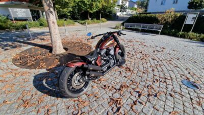 Beachbar Lenker Burleigh Bars, Ricks Motorcycles Bobber Heckumbau, Jekill and Hyde Auspuffanlage