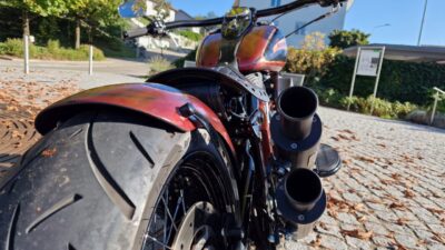 Beachbar Lenker Burleigh Bars, Ricks Motorcycles Bobber Heckumbau, Jekill and Hyde Auspuffanlage
